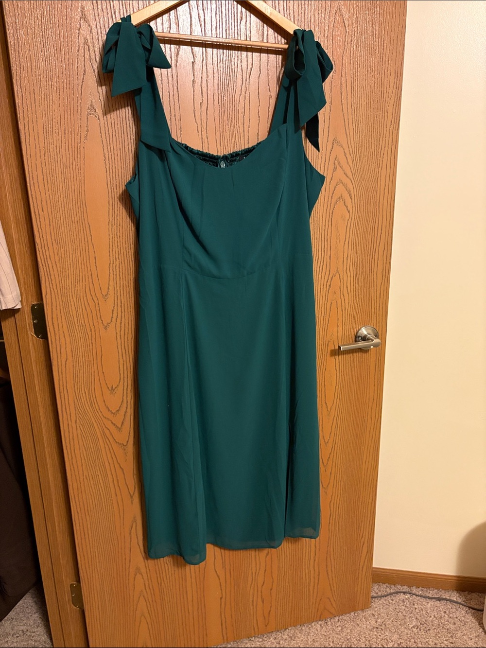 Bow shoulders green dress